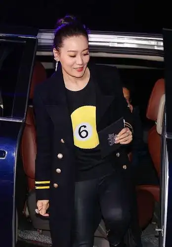 谭晶私下原来穿这么嫩,一身"芭比粉"造型,比小姑娘还敢穿