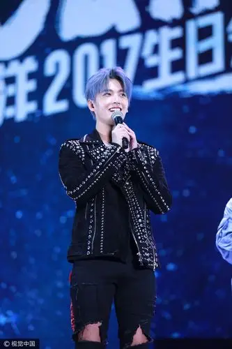 杨洋染头发了! 「精灵系灰蓝色」帅到逆天