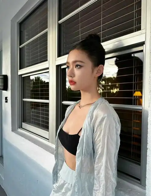 明星写真:林允黑色抹胸吊带海边度假美拍,身材婀娜气质迷人