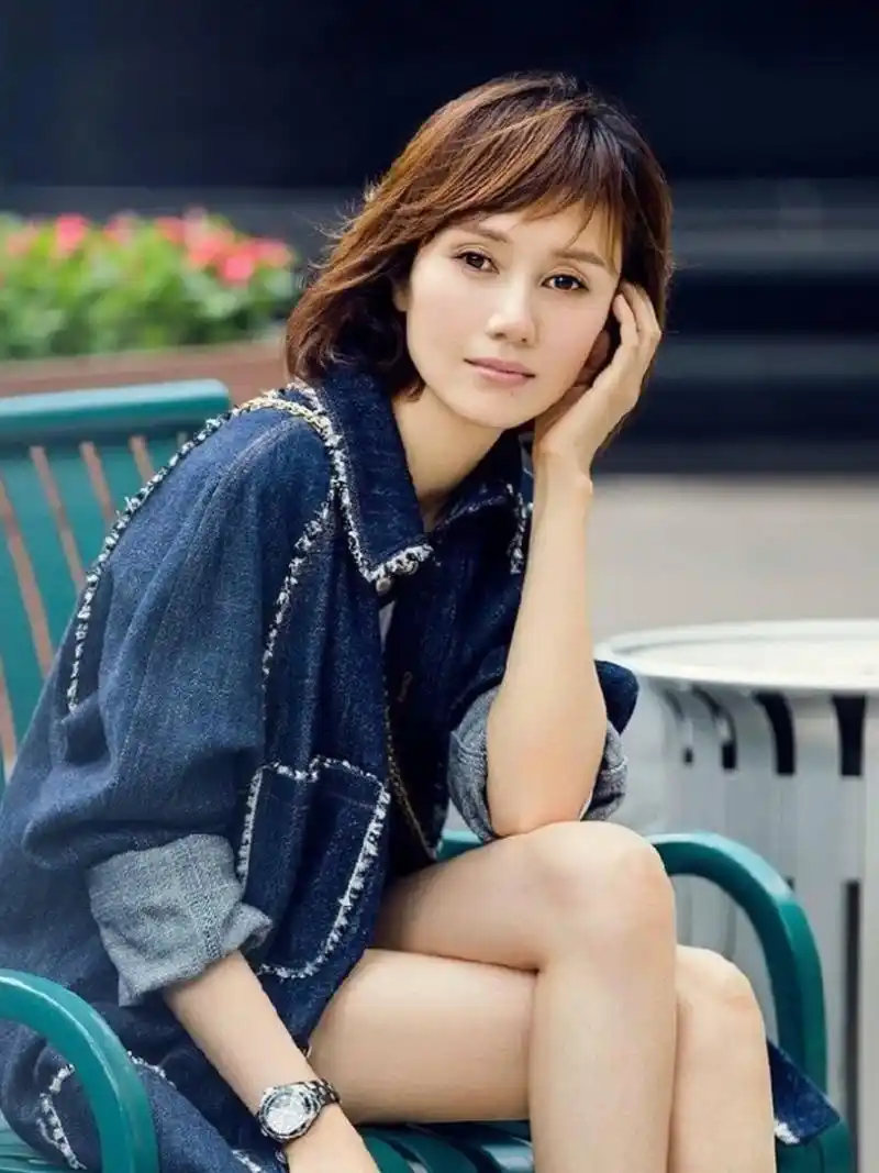 袁泉在生活中非常低调的人,颜值很出众,有种散发成熟女人,还有着独特