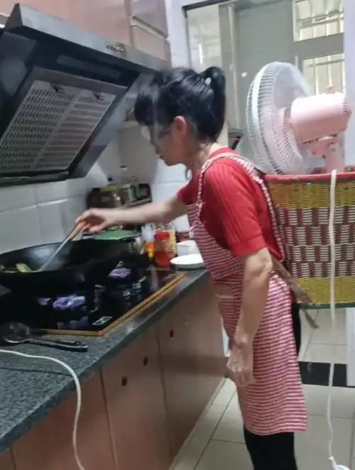 夏天做饭厨房太热了怎么办背个风扇征战厨房