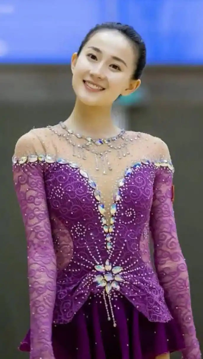 张豆豆因为一张挺胸的照片走红网络,吸引了大量粉丝的关注.