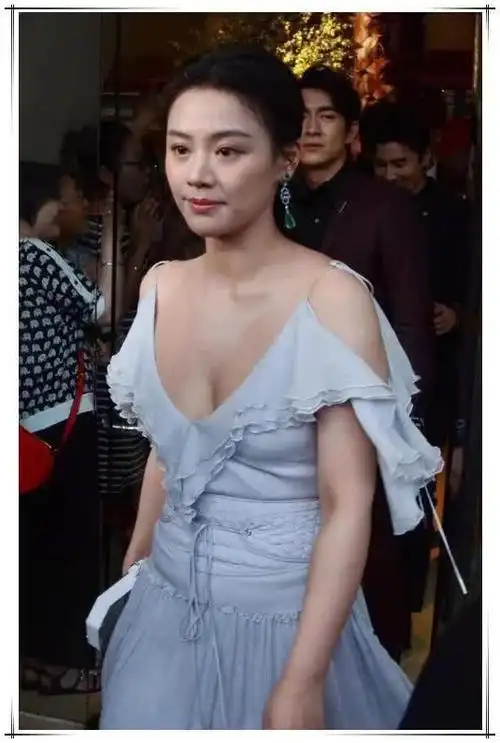 马思纯吊带加深v把肌肤展露出来网友勒出4个月孕肚