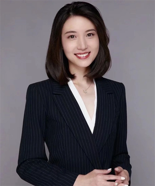 成熟优雅的职场造型,无论是妆容和穿搭,都恰到好处的勾勒出完美的一面