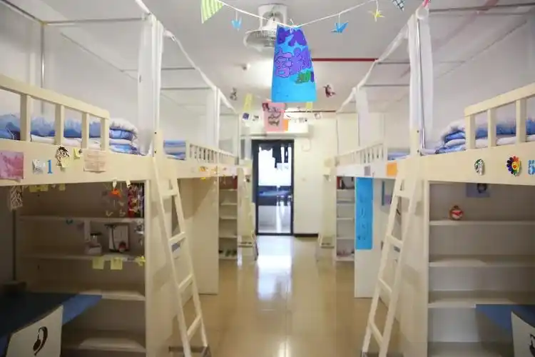 深圳大学附属中学:有空调,冲凉房,电话,洗衣房,宿舍无配备独立卫生间