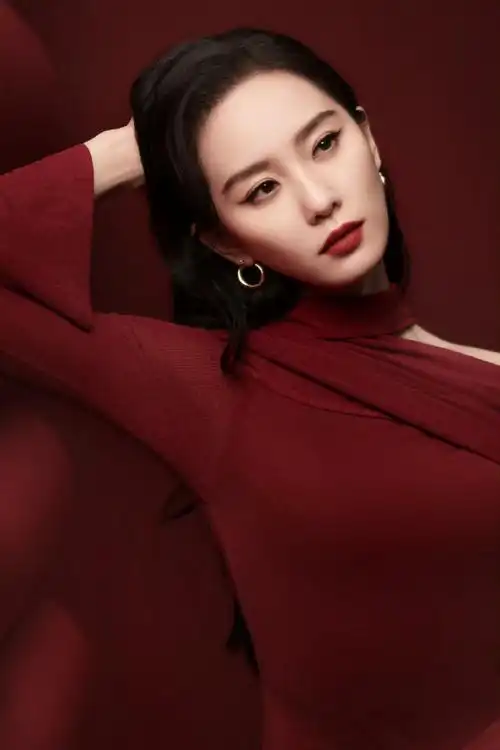 刘诗诗丝绒红裙#  刘诗诗丝绒红裙造型96! 又飒又美,真的好御好a!