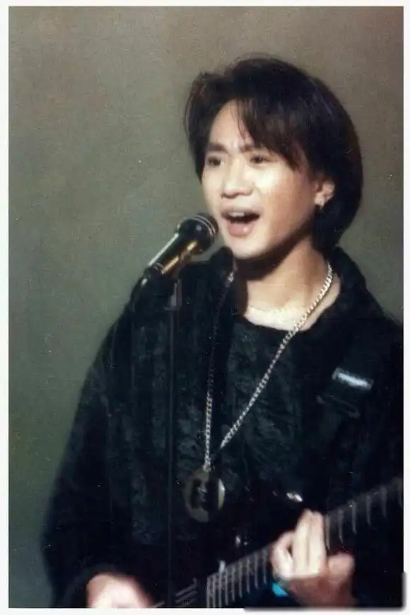 据港媒,6月30日是beyond主唱黄家驹的忌日,当日有数十名歌迷到坟前