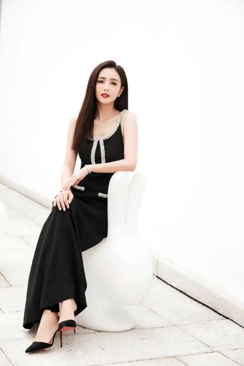 佟丽娅满头乌黑的直发衬托了她的高贵,若隐若现的大长腿更是添加了一