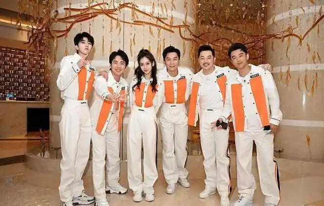 杨颖关晓彤同样穿婚纱,节目组太偏心了,一个甜美一个胖到认不出_造型