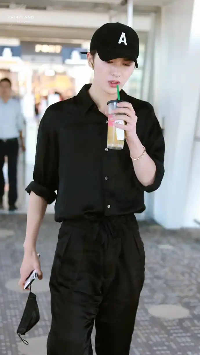 朱正廷全身黑色look现身机场 耳钉终于带出来晒太阳啦!