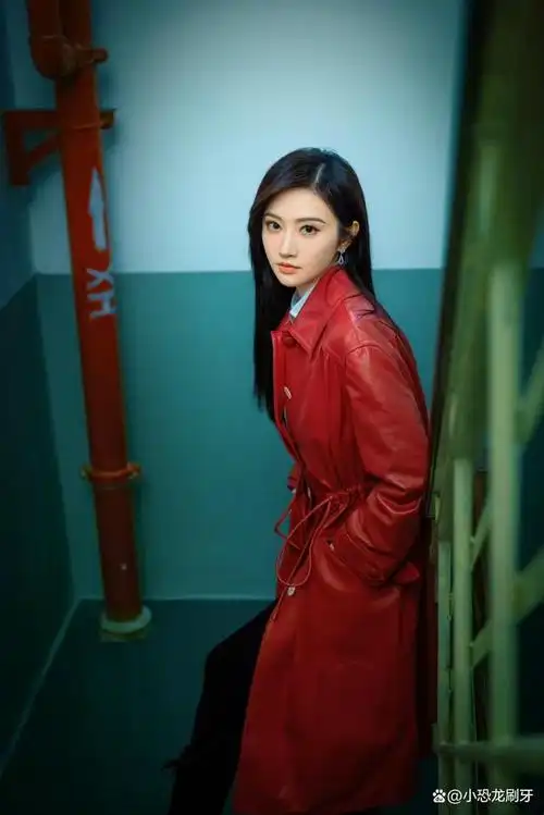 景甜一袭红色皮衣冷艳酷飒和消防栓挺搭