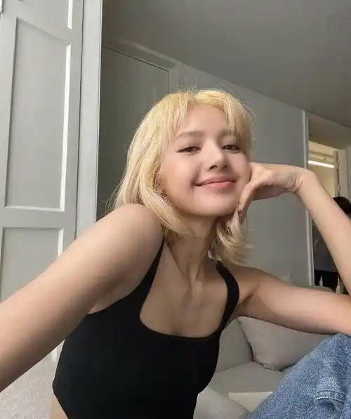 lisa晒金发淡妆贴脸照慵懒惬意随性自然