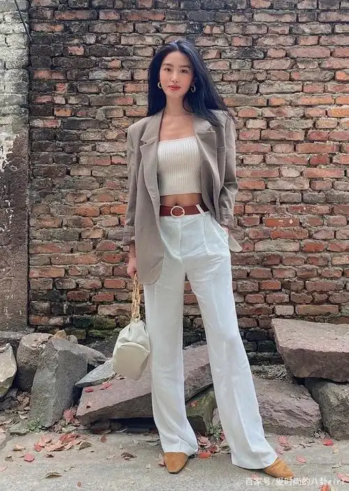 杨采钰私服真是太可了,焦糖色v领波点衬衫配牛仔裤,复古又优雅