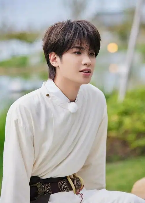 黄明昊《极限挑战》造型剧照 特别帅气的小贾