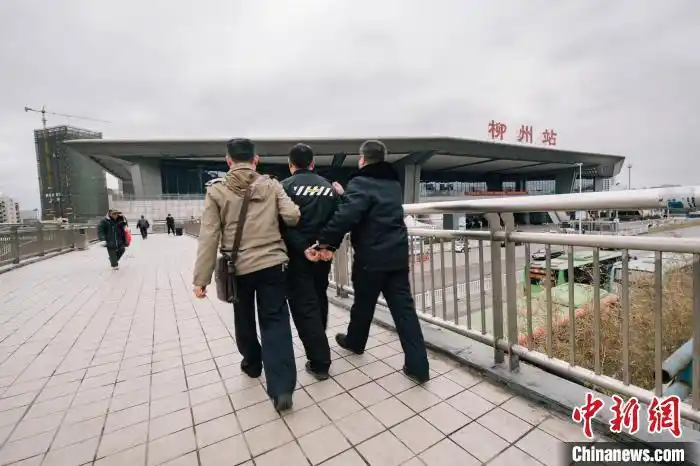 "缉逃能手"一年抓获逃犯55名