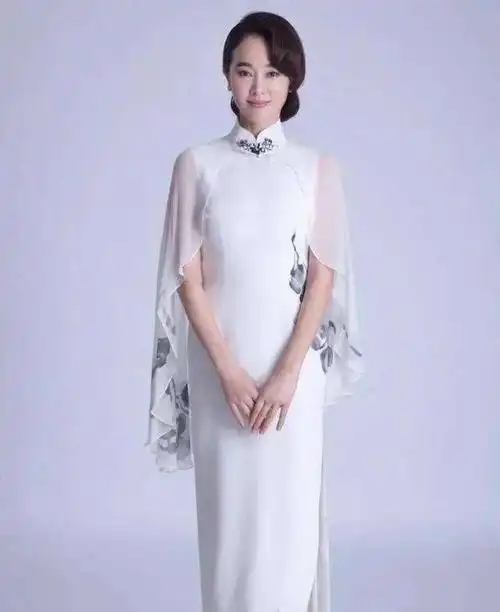 43岁左小青长了张古典脸穿旗袍端庄大气难怪陈道明都为她着迷