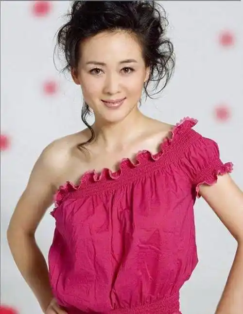 照片中,李琳与他穿着婚纱与礼服,并肩行走在美国的街头,引得不少游客