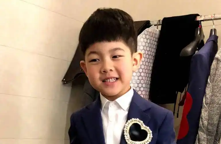 沙溢晒儿子照片,却被满满一柜子盲盒抢镜,小鱼儿6岁拥有高人气