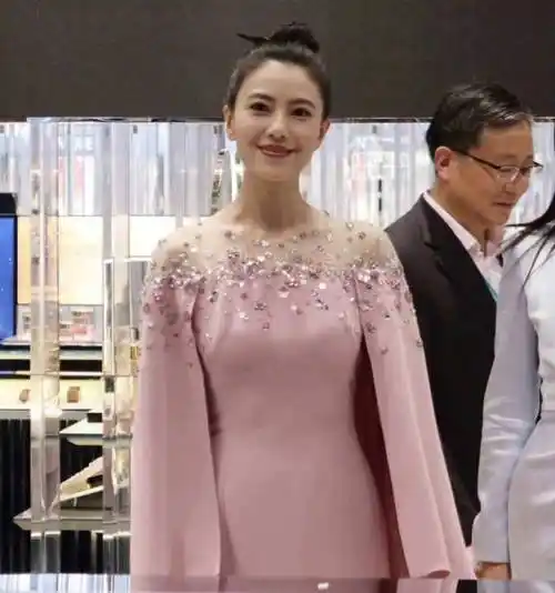 原创有一种真少女叫高圆圆穿粉长裙扎丸子头亮相生图和路人差距太明显