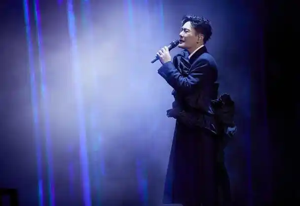 0巡回演唱会,正在各个城市如火如荼的进行中,无数歌迷或独身,或携亲朋