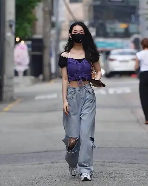 韩国妹子的街拍很有特色,成熟的夏季穿搭,越看越高级_服装_黑色_的