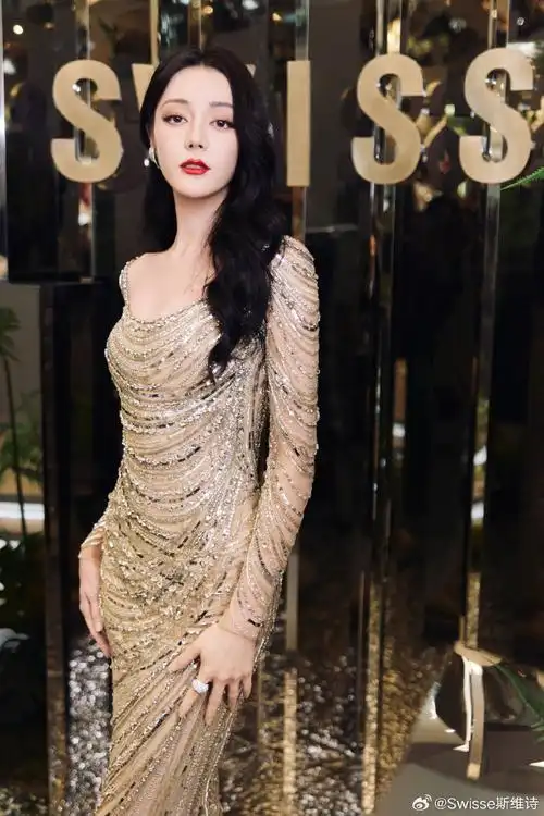 黄金战袍#迪迪@dear-迪丽热巴今日的盛典造型实在是太飒啦金色长裙