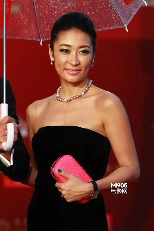 梁静摇曳登红毯 黑色抹胸长裙配珍珠首饰显华贵