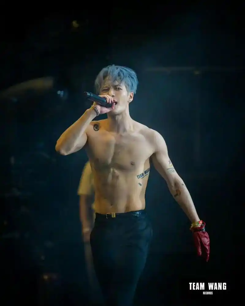 王嘉尔的身材谁看了不说一句"wow好正"