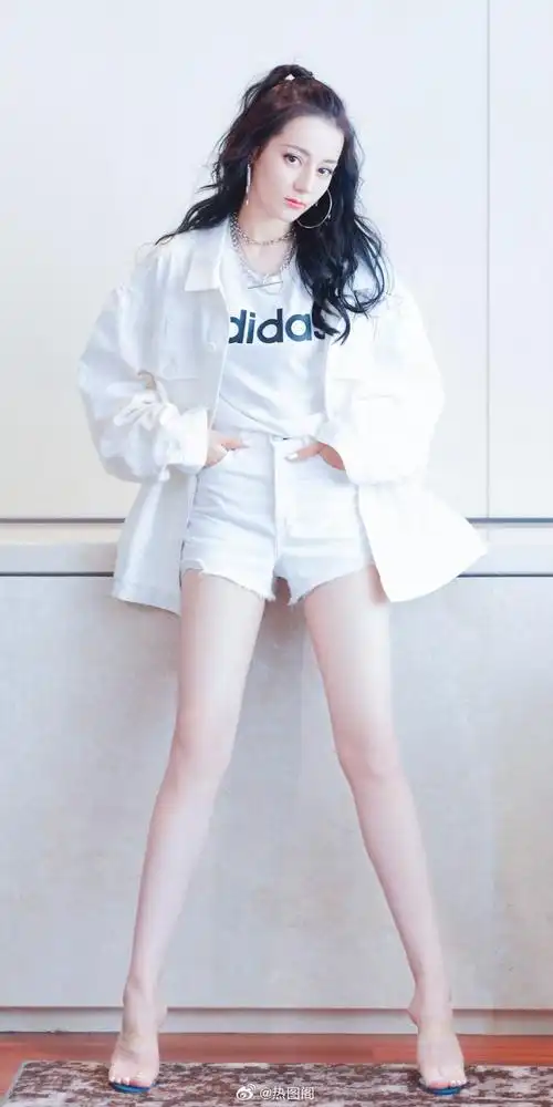 迪丽热巴大长腿写真壁纸:人美身材好,颜值在线,美腿吸睛.