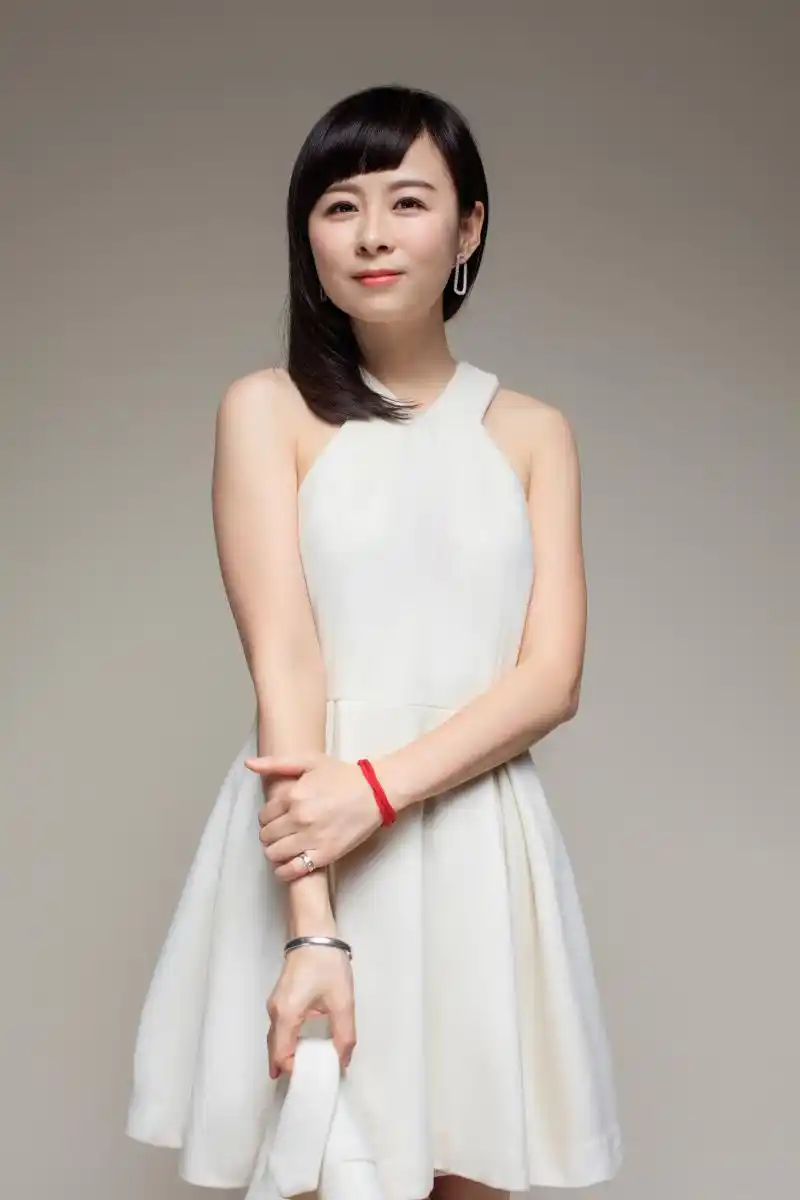 周瑾成名于上海最早的音乐类节目之一《乐乐音乐乐园》,是不少80后的