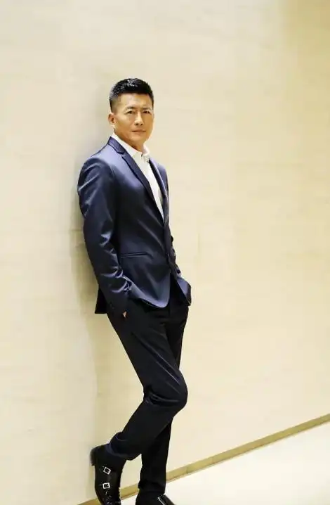 回顾高曙光与江珊离婚后51岁闪婚娶小16岁女富豪52岁再当爸爸