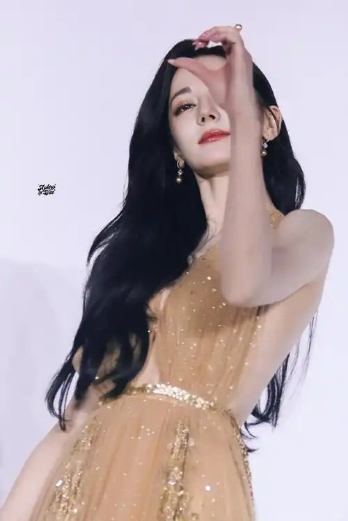 迪丽热巴神图又增加了##迪丽热巴轻纱拖地裙