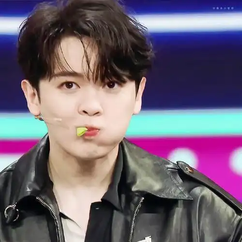 尤长靖超话95#尤长靖有饭你是真吃啊#可爱小95包好想戳戳@尤长靖