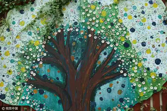 上海一小学现钮扣创意画 "扣子树"萌趣创意十足