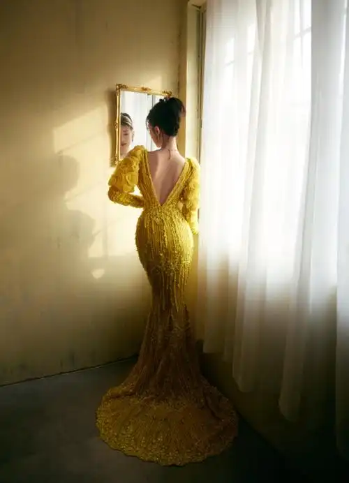 毛晓彤穿深v黄裙大秀好身材站窗边侧颜精致3