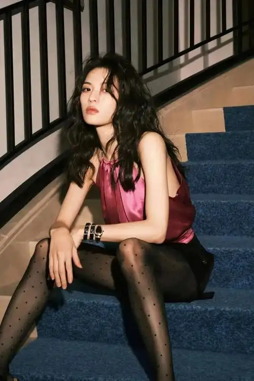 ▼钟楚曦身高168cm,体重只有94斤,她的身材比例非常协调,腿身的占比