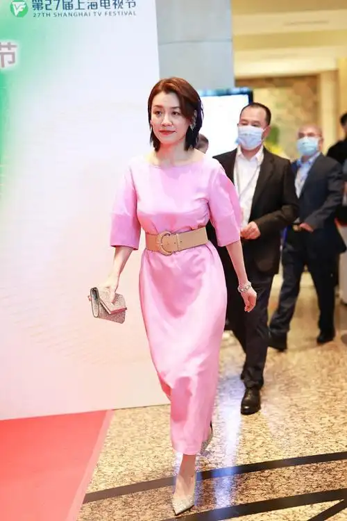 相差4岁的刘琳与秦海璐造型虽输给了毛晓彤但气场却略胜一筹