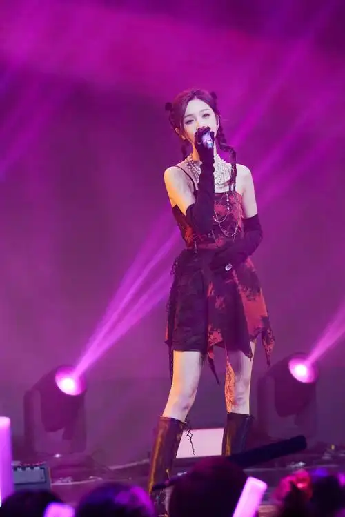 吴宣仪rsvp唱跳舞台