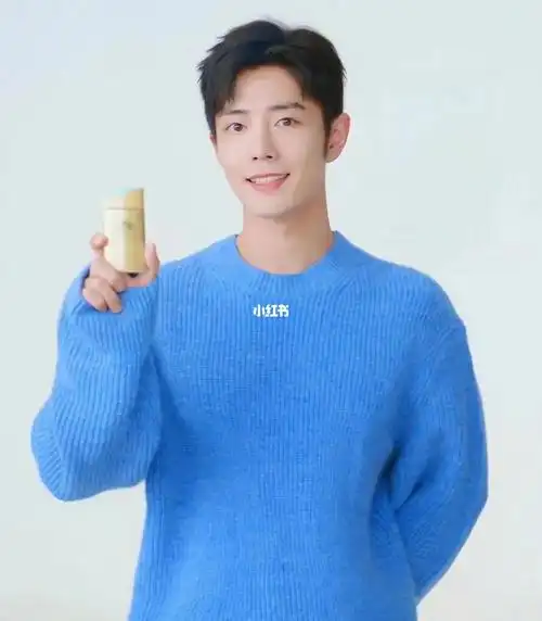 穿深蓝色毛衣的安热沙代言人肖战好帅很温柔