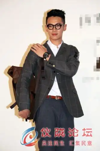 柯震东复出商业代言短发西装重现俊朗笑容灿烂