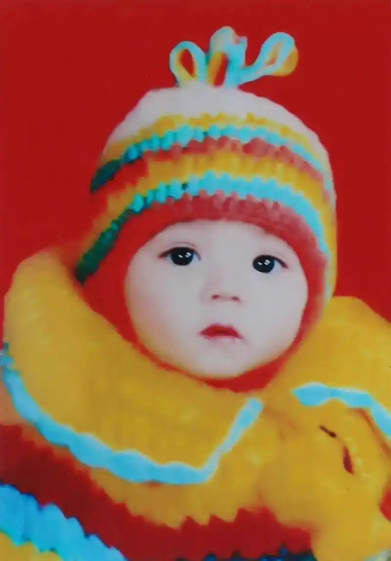 给我亲亲00.#迪丽热巴#童年照 #小时候 #可爱到犯规 @ - 抖音