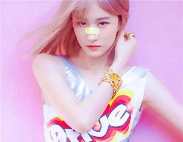 刘亦菲最新封面大片曝光,粉发造型又甜又酷,二次元少女既视感