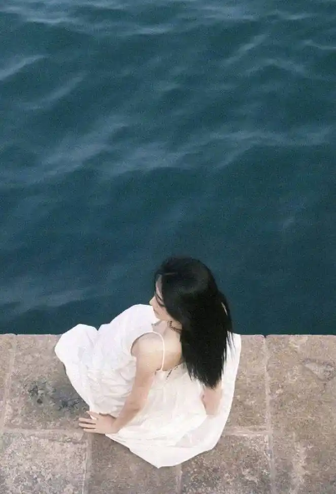 徐璐晒海边小白裙写真 晚风拂面暮色氛围感满满_大自然_宁静_仙女