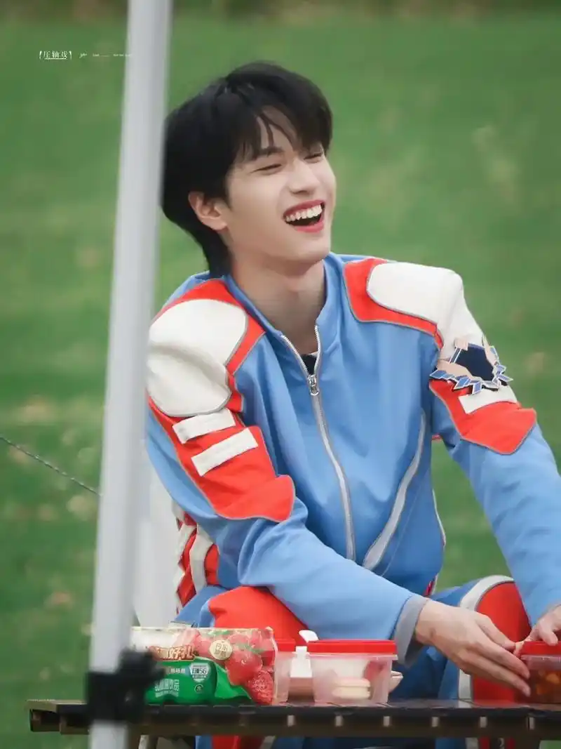 严浩翔 宝宝你是一块蓝莓小蛋糕 #严浩翔川渝居家好男人 图 - 抖音