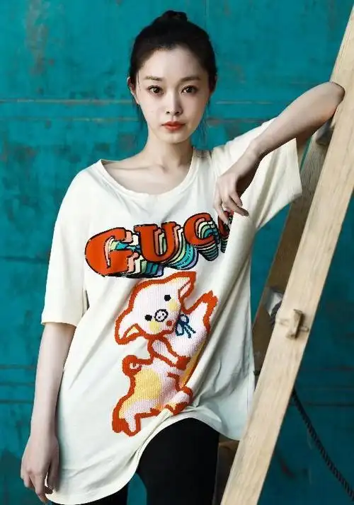 宋轶对身材太自信?大码t恤家休闲裤太惊艳,丸子头真是太美了!