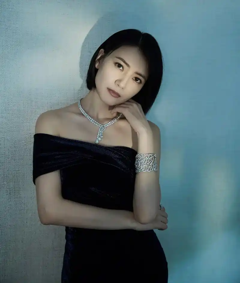 40岁高圆圆剪波波头显小10岁,"准妈妈"更年轻了,赵又廷好眼光