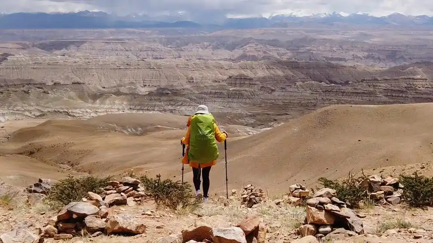不管怎样的人生路都得一个人走面对走完