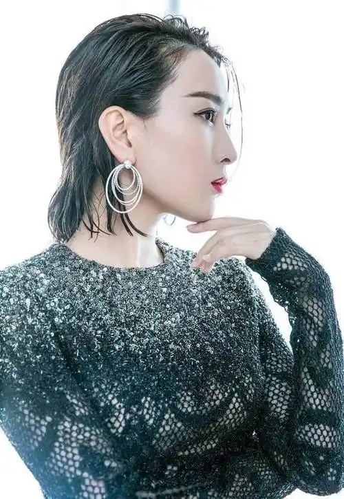 37岁的马苏只是剪了款短发,显小20岁秒变少女,干净利落又时髦!