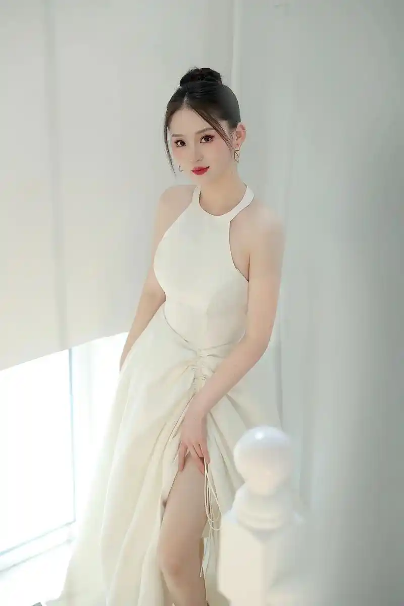 华伦天奴关晓彤仿妆造型分享～一眼心动的缎面法式挂脖婚纱,奶油 - 抖