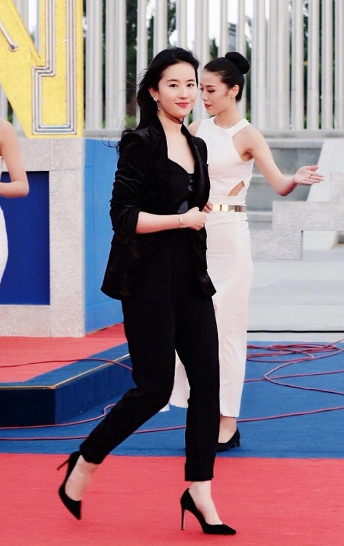 刘亦菲是真不能再胖了!同台大12岁刘敏涛,身材气质都输了她